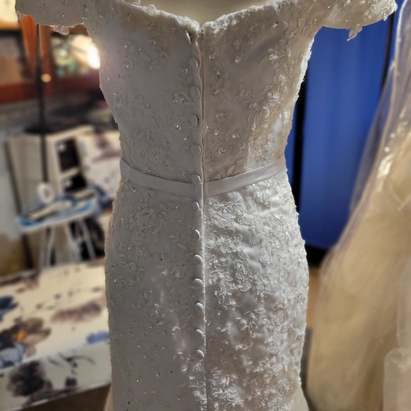 Elegant White Lace Off-Shoulder Dress - Picture 6 of 13